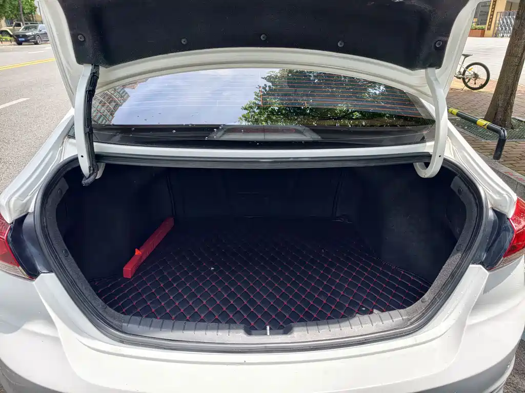 Hyundai Elantra — фото 11