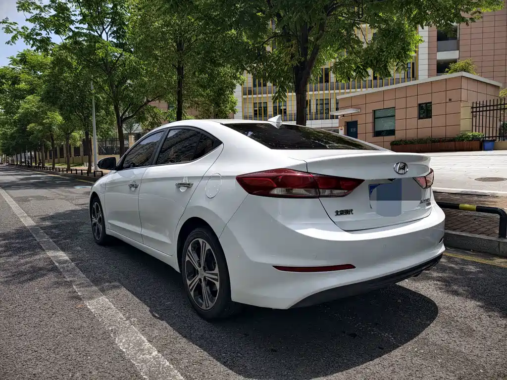 Hyundai Elantra — фото 6