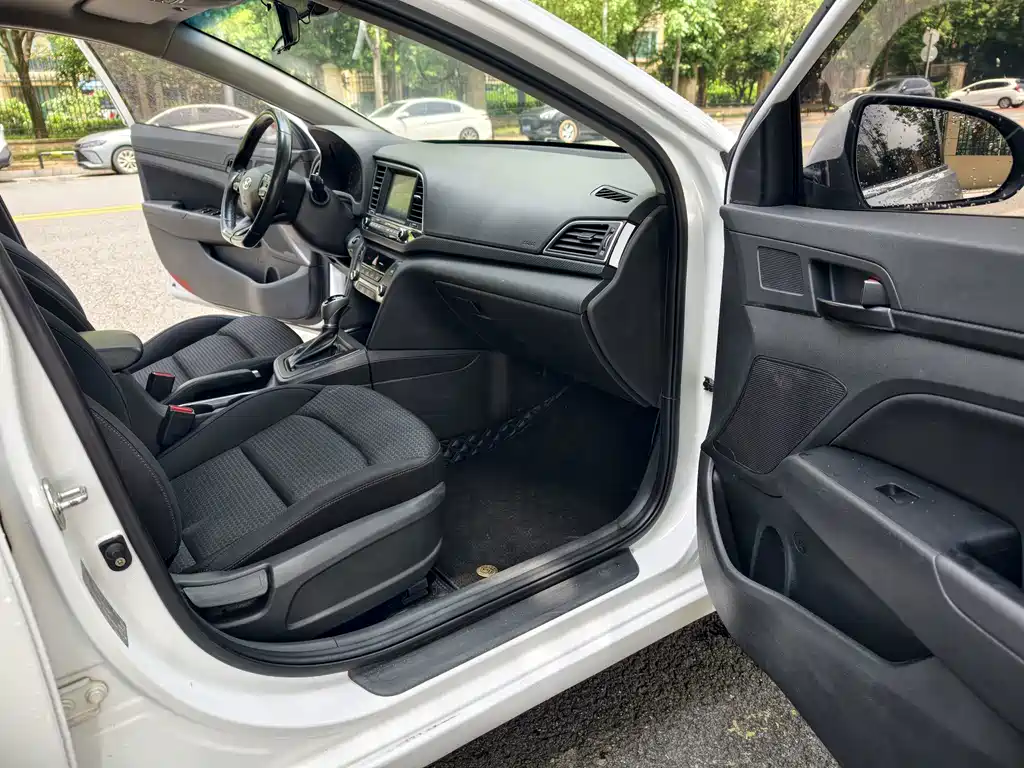 Hyundai Elantra — фото 7