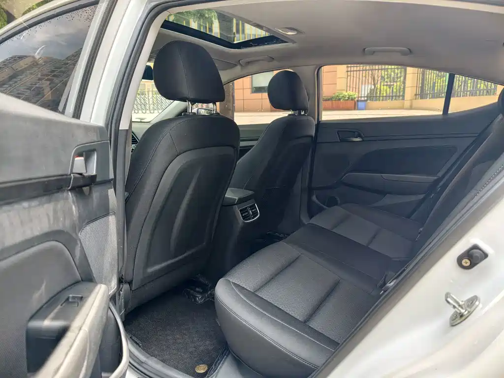 Hyundai Elantra — фото 10
