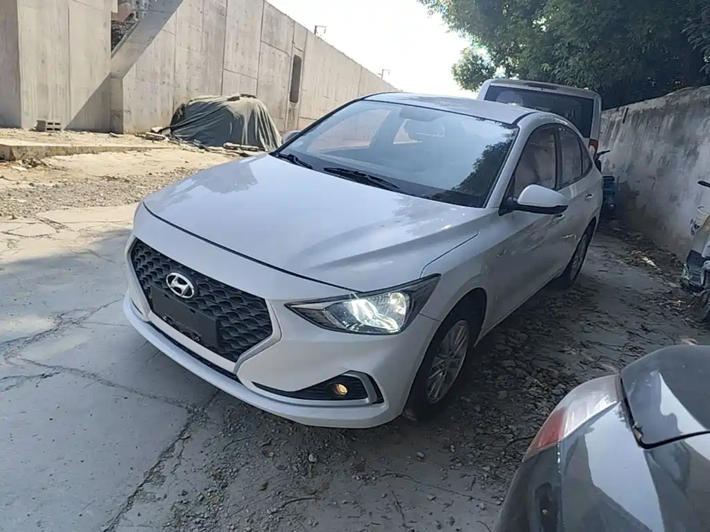 Hyundai Elantra — фото 2