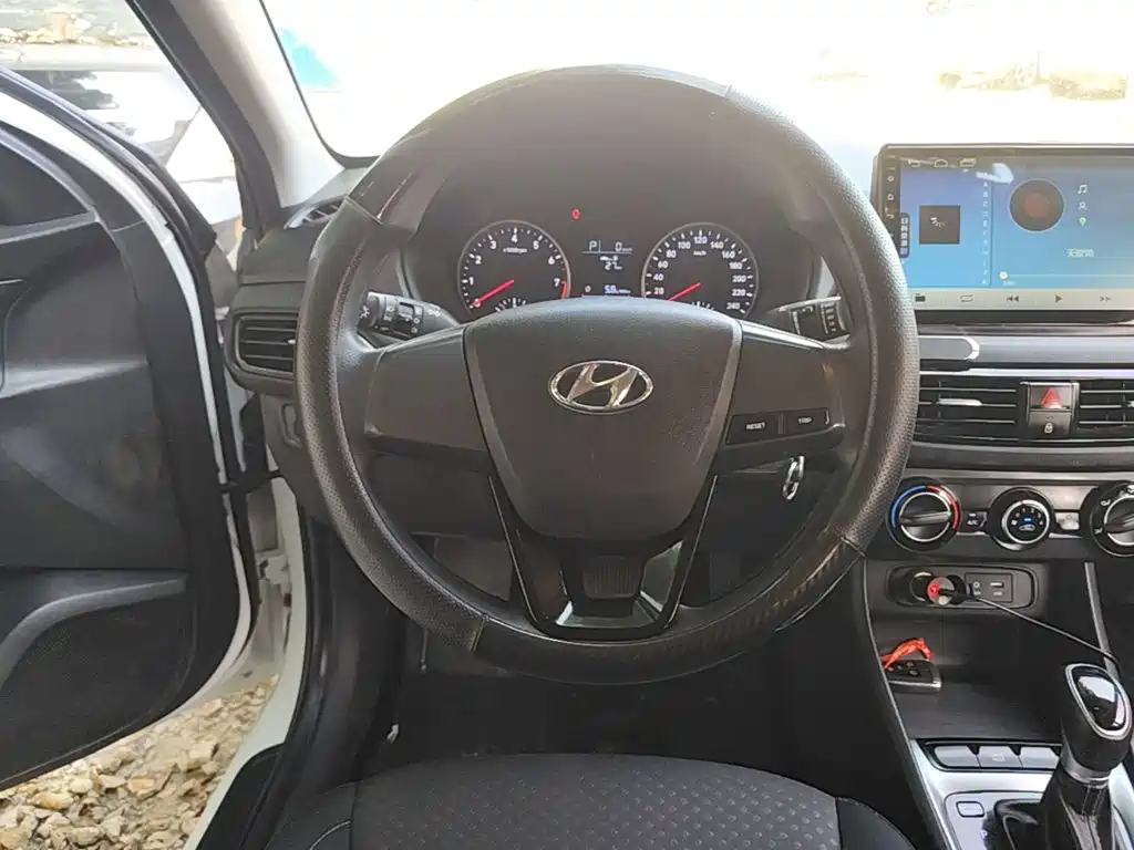 Hyundai Elantra — фото 11