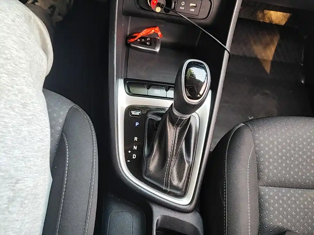 Hyundai Elantra — фото 14