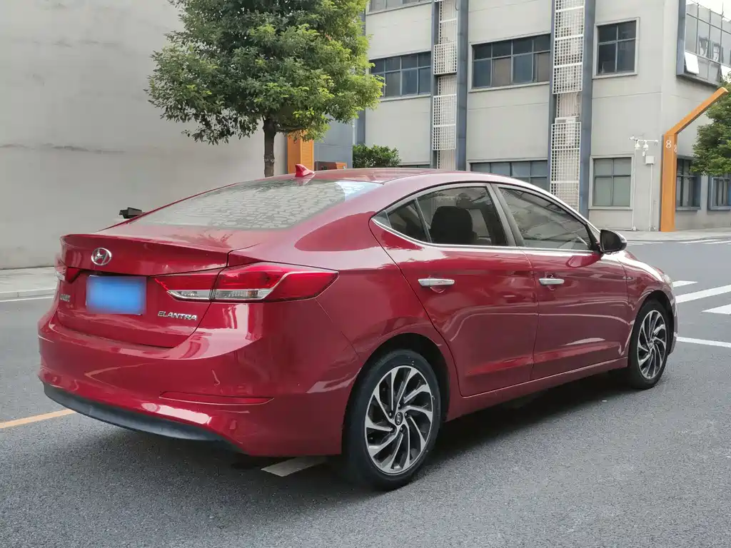 Hyundai Elantra — фото 4
