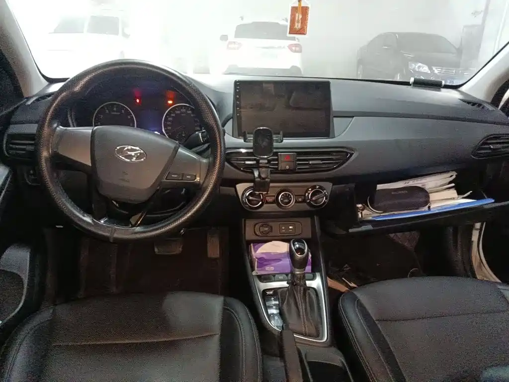 Hyundai Elantra — фото 13
