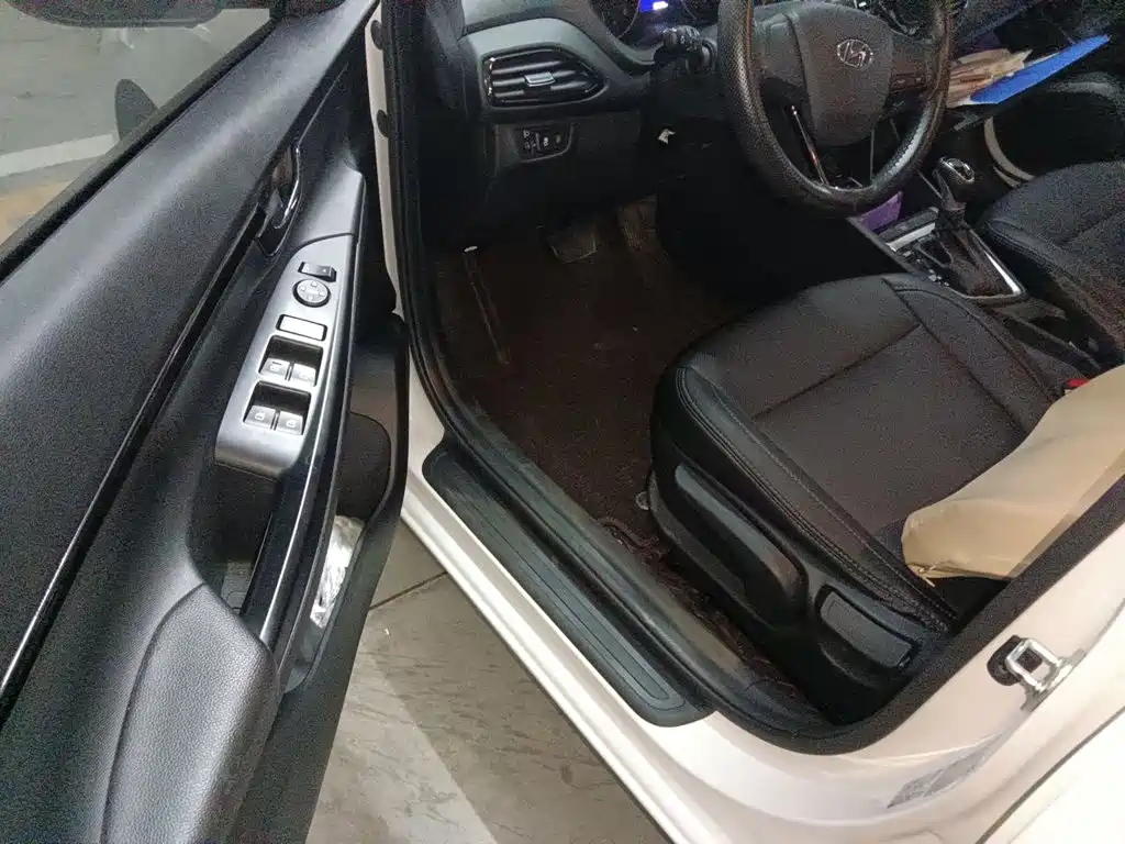 Hyundai Elantra — фото 14