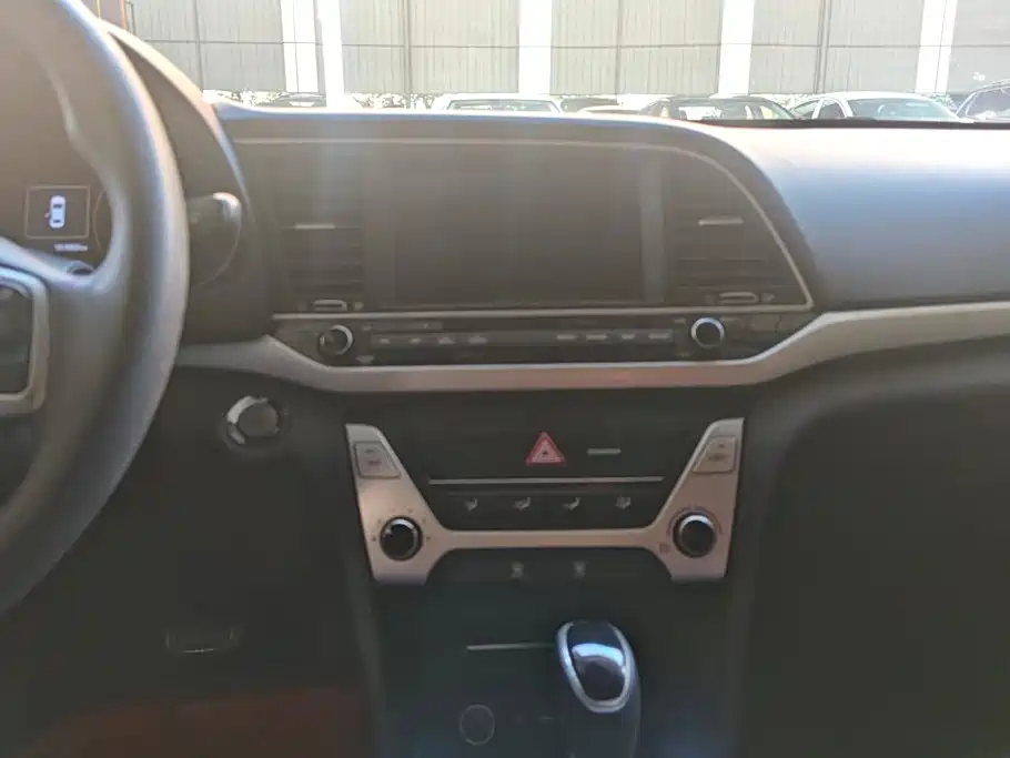 Hyundai Elantra — фото 13