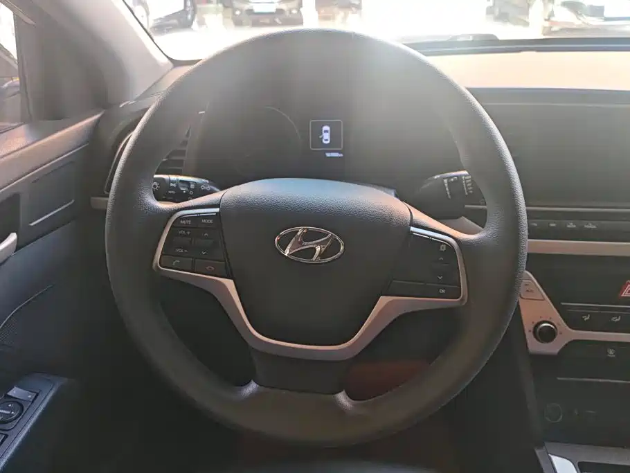 Hyundai Elantra — фото 15