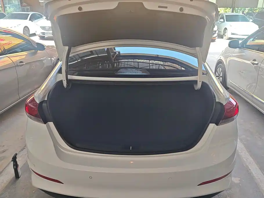 Hyundai Elantra — фото 4