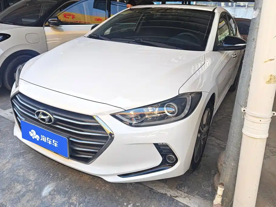 Hyundai Elantra — фото 1
