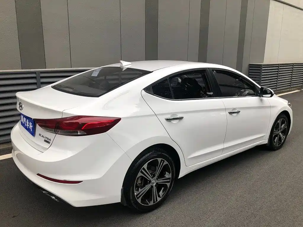 Hyundai Elantra — фото 13