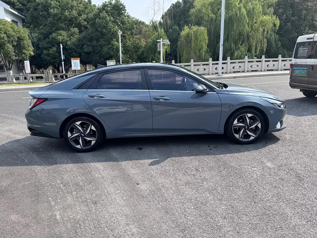 Hyundai Elantra — фото 14