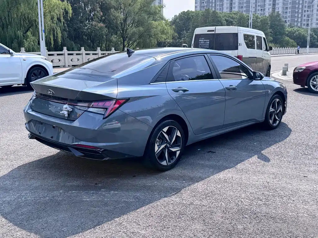Hyundai Elantra — фото 17