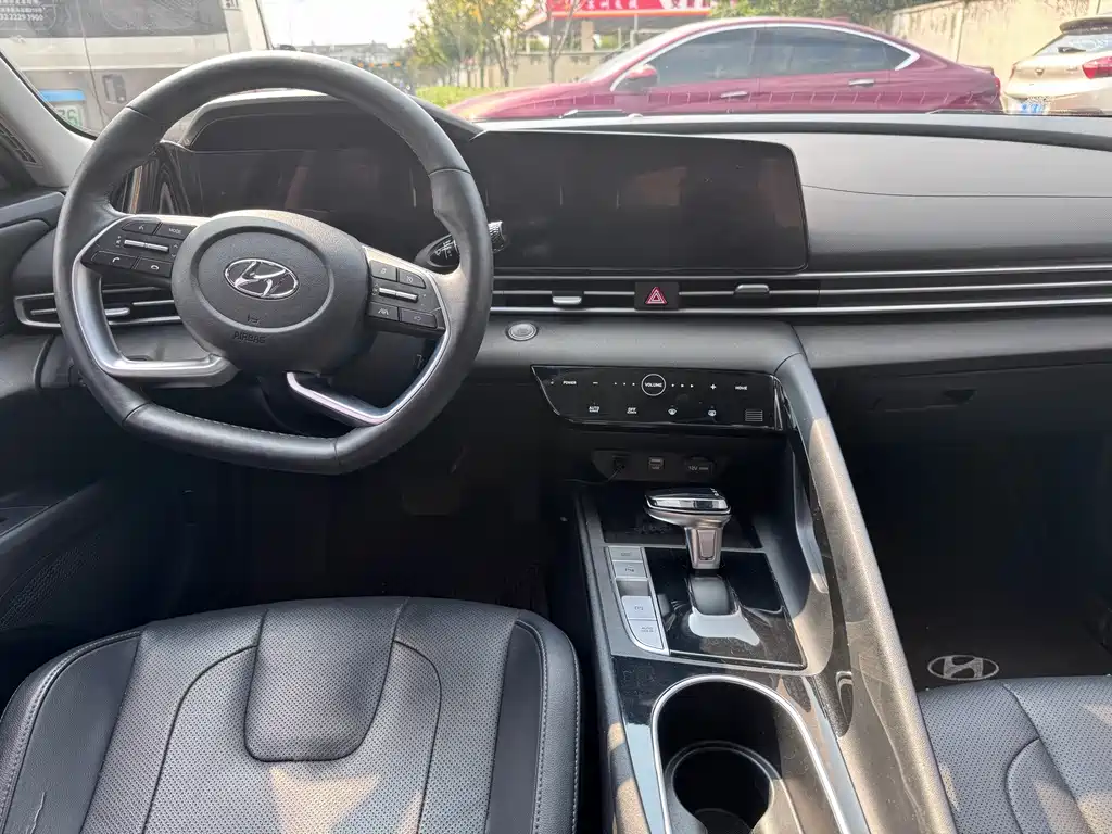 Hyundai Elantra — фото 10
