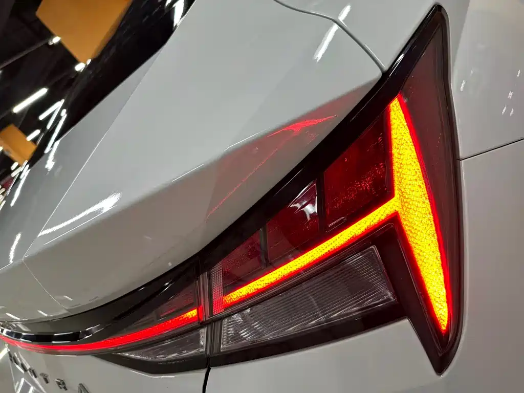 Hyundai Elantra — фото 14