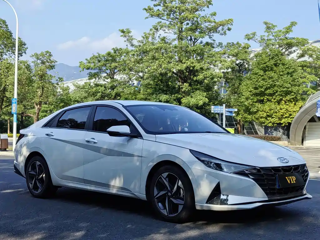 Hyundai Elantra — фото 3