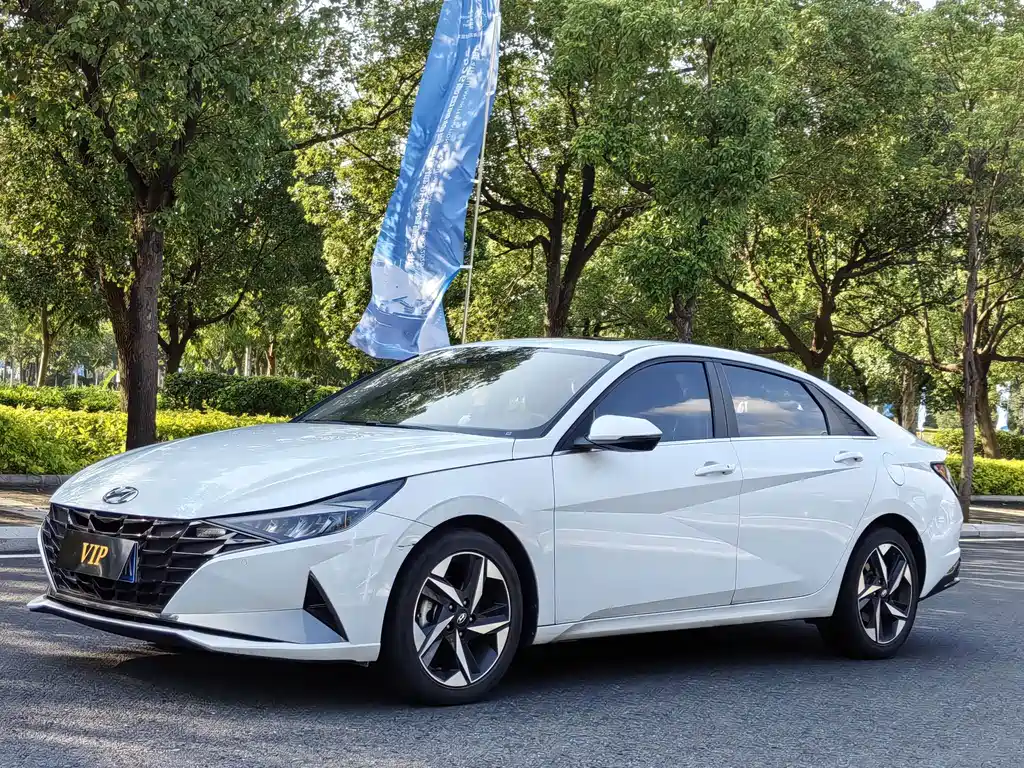 Hyundai Elantra — фото 1