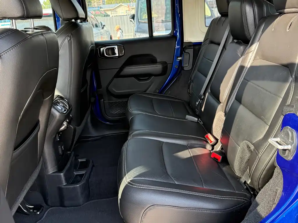 Jeep Wrangler — фото 9