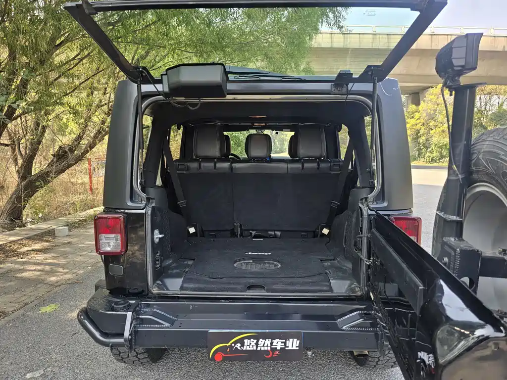 Jeep Wrangler — фото 6