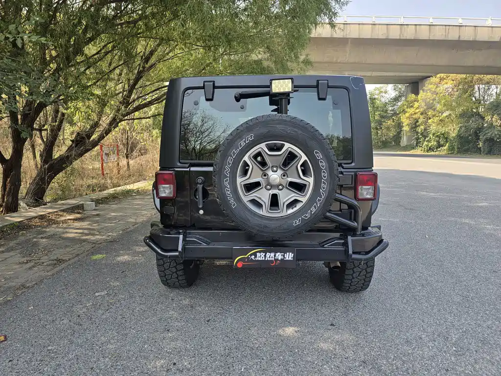 Jeep Wrangler — фото 9