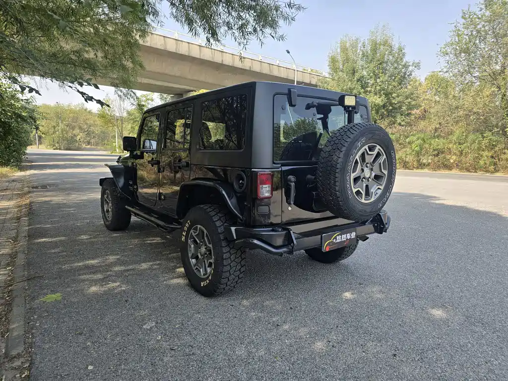 Jeep Wrangler — фото 10