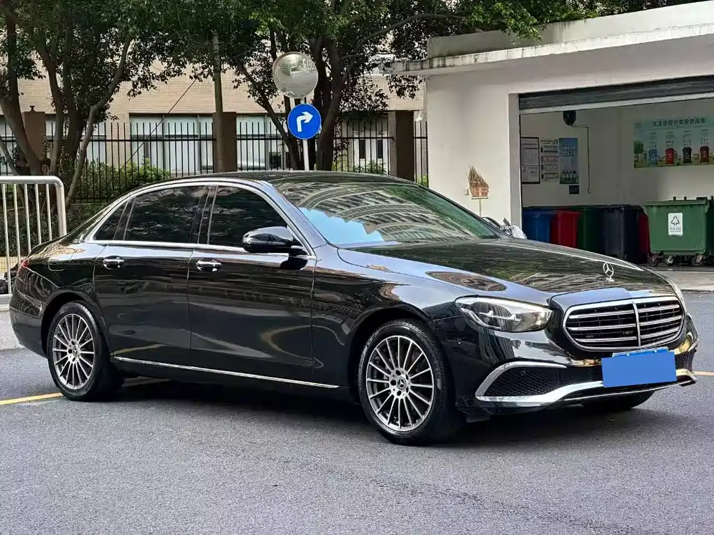 Mercedes-Benz E-Class — фото 2