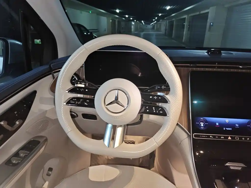 Mercedes-Benz EQE SUV — фото 11