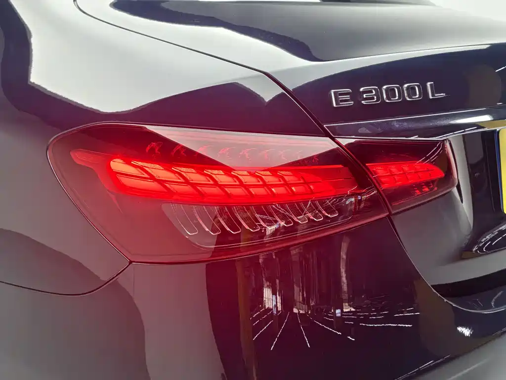 Mercedes-Benz E-Class — фото 13