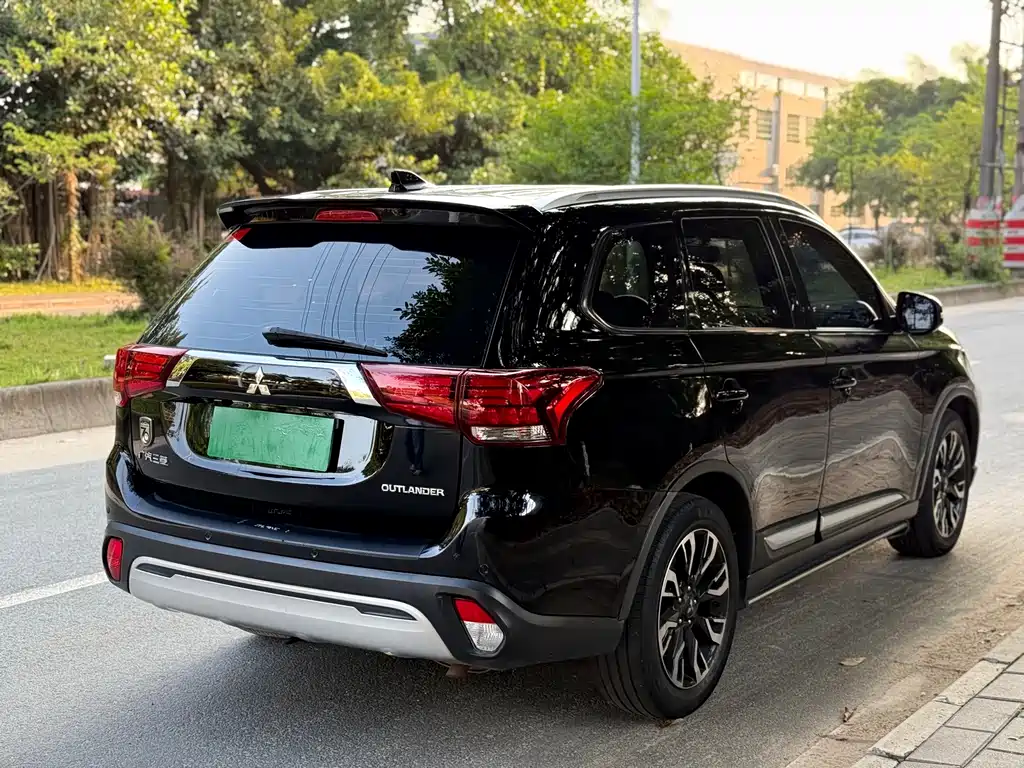 Mitsubishi Outlander — фото 14