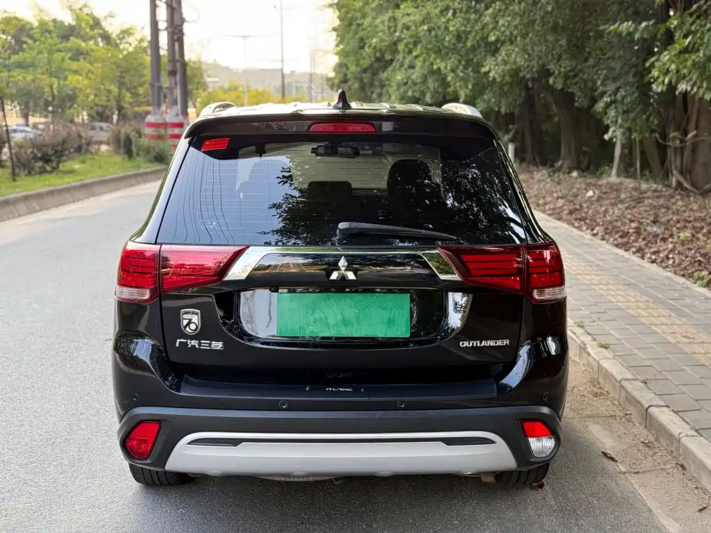 Mitsubishi Outlander — фото 5