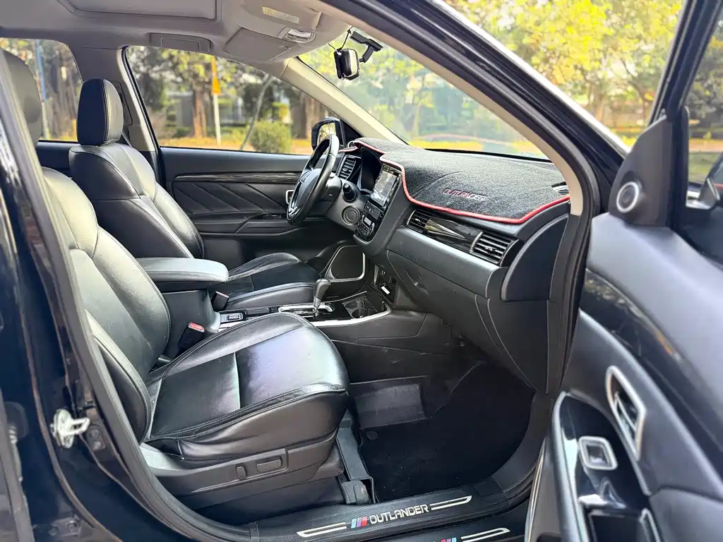 Mitsubishi Outlander — фото 7
