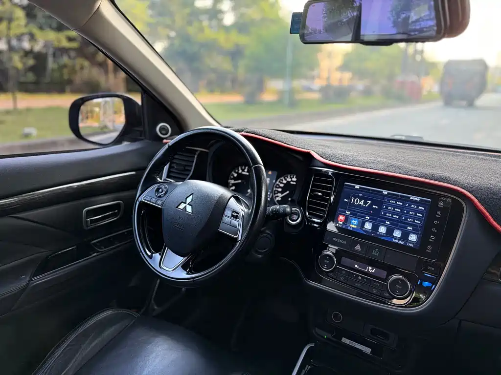Mitsubishi Outlander — фото 10