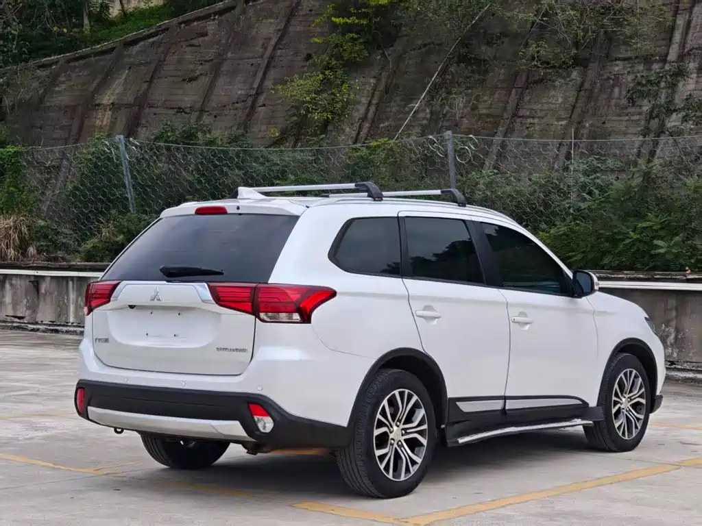 Mitsubishi Outlander — фото 20