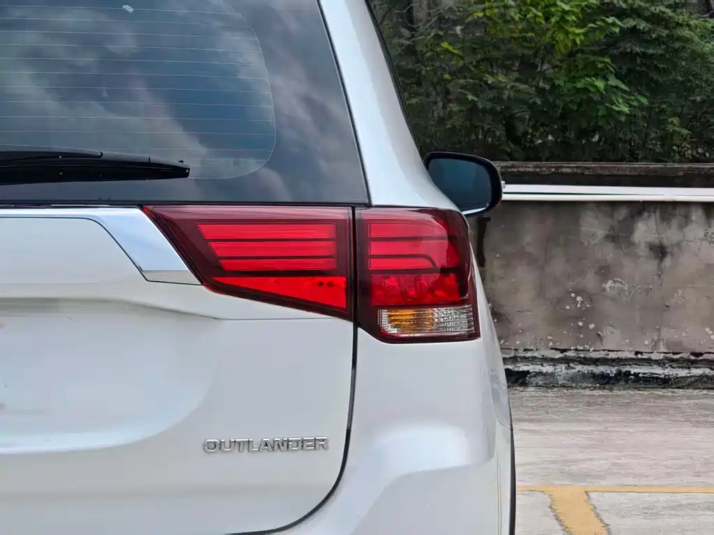 Mitsubishi Outlander — фото 21