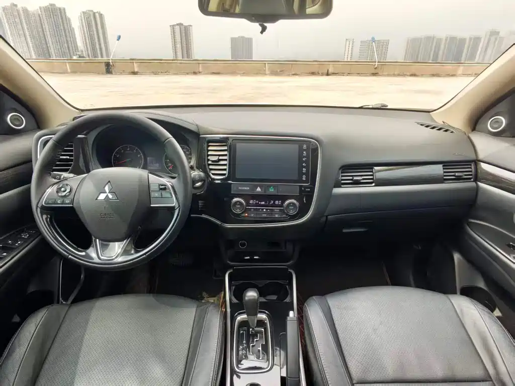 Mitsubishi Outlander — фото 7
