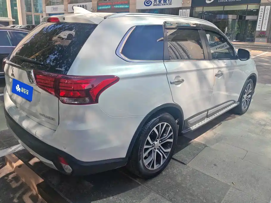 Mitsubishi Outlander — фото 3