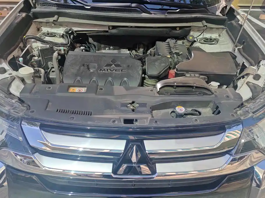 Mitsubishi Outlander — фото 10