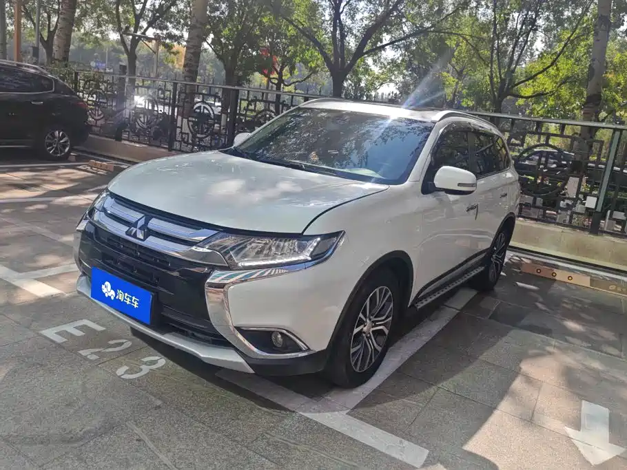 Mitsubishi Outlander — фото 1