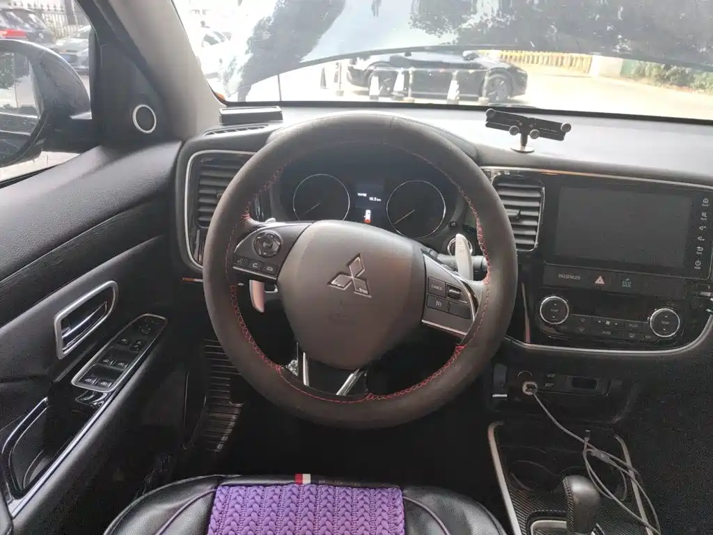 Mitsubishi Outlander — фото 11