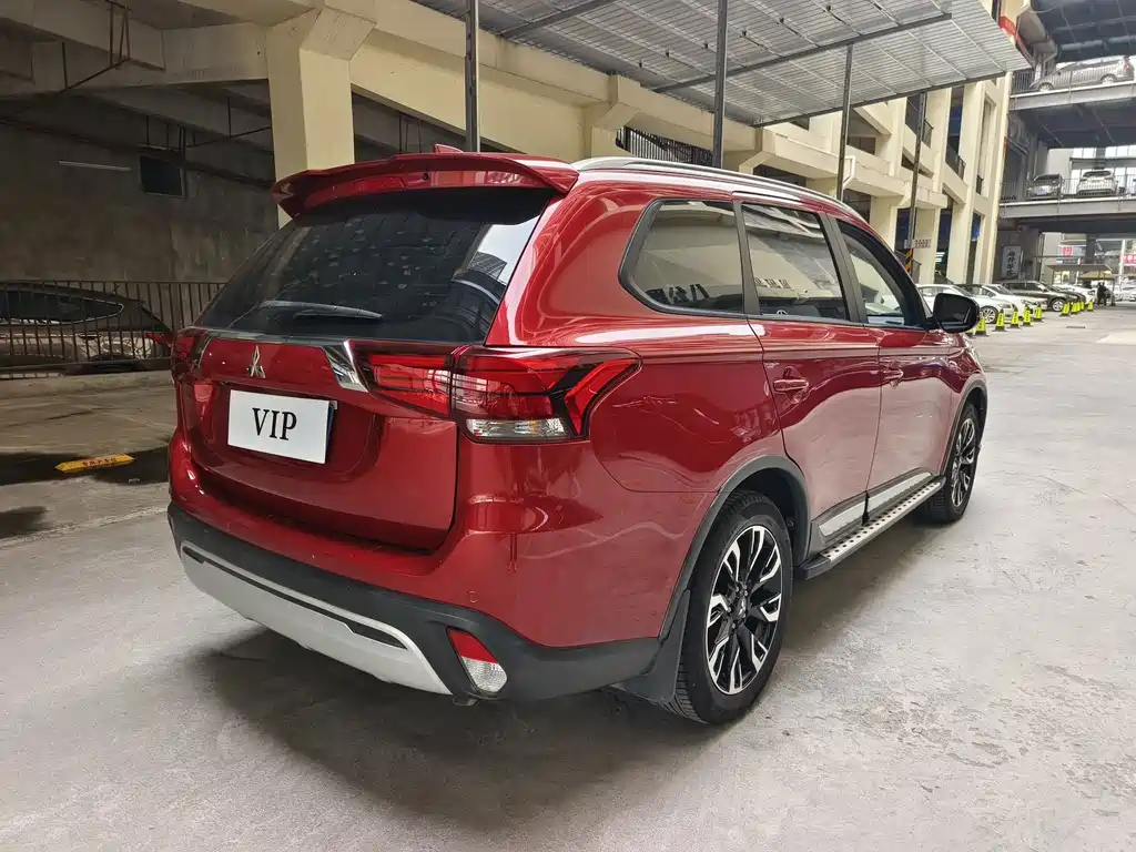 Mitsubishi Outlander — фото 14