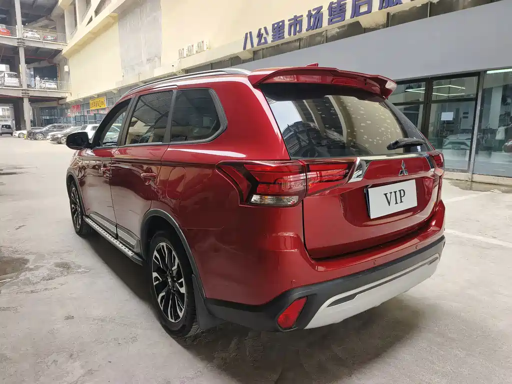 Mitsubishi Outlander — фото 15