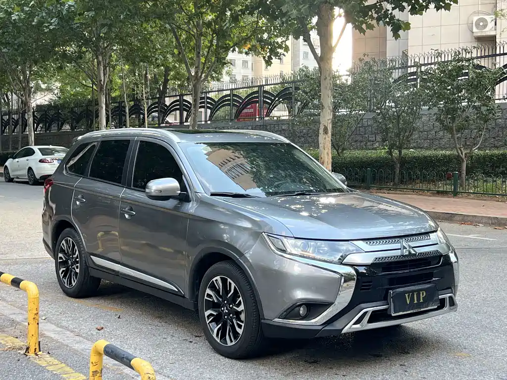 Mitsubishi Outlander — фото 4