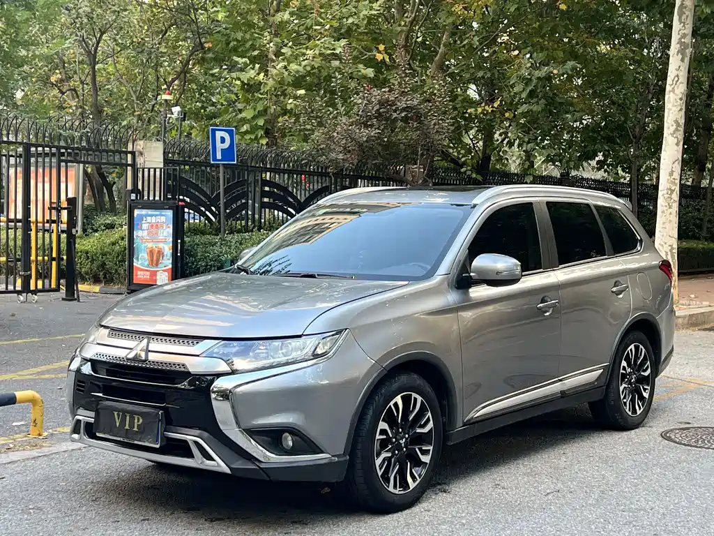 Mitsubishi Outlander — фото 1