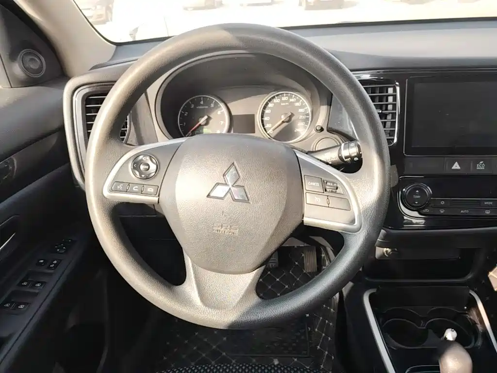 Mitsubishi Outlander — фото 11