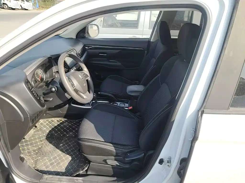 Mitsubishi Outlander — фото 15