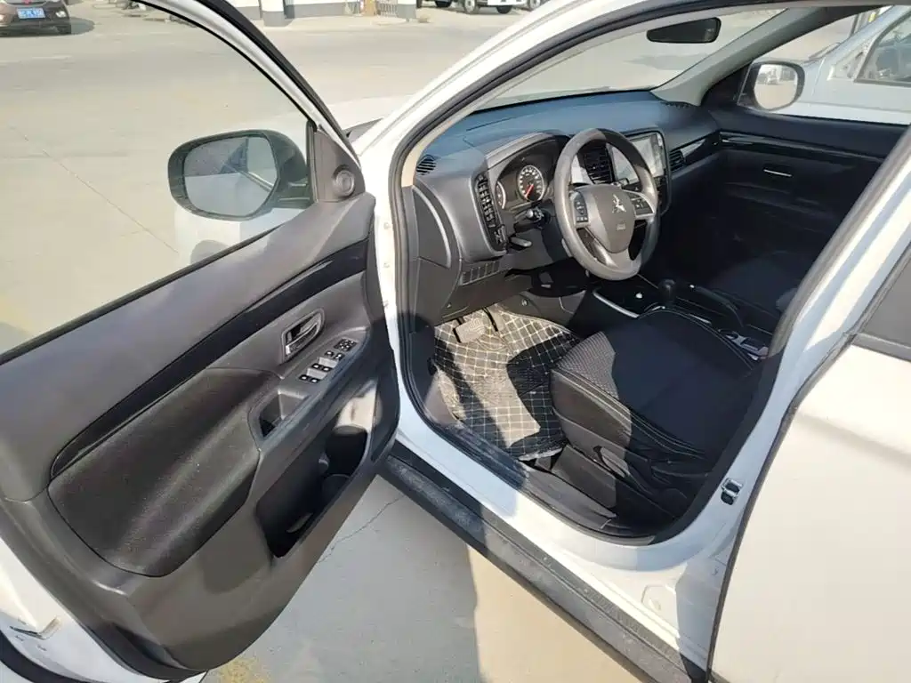 Mitsubishi Outlander — фото 16