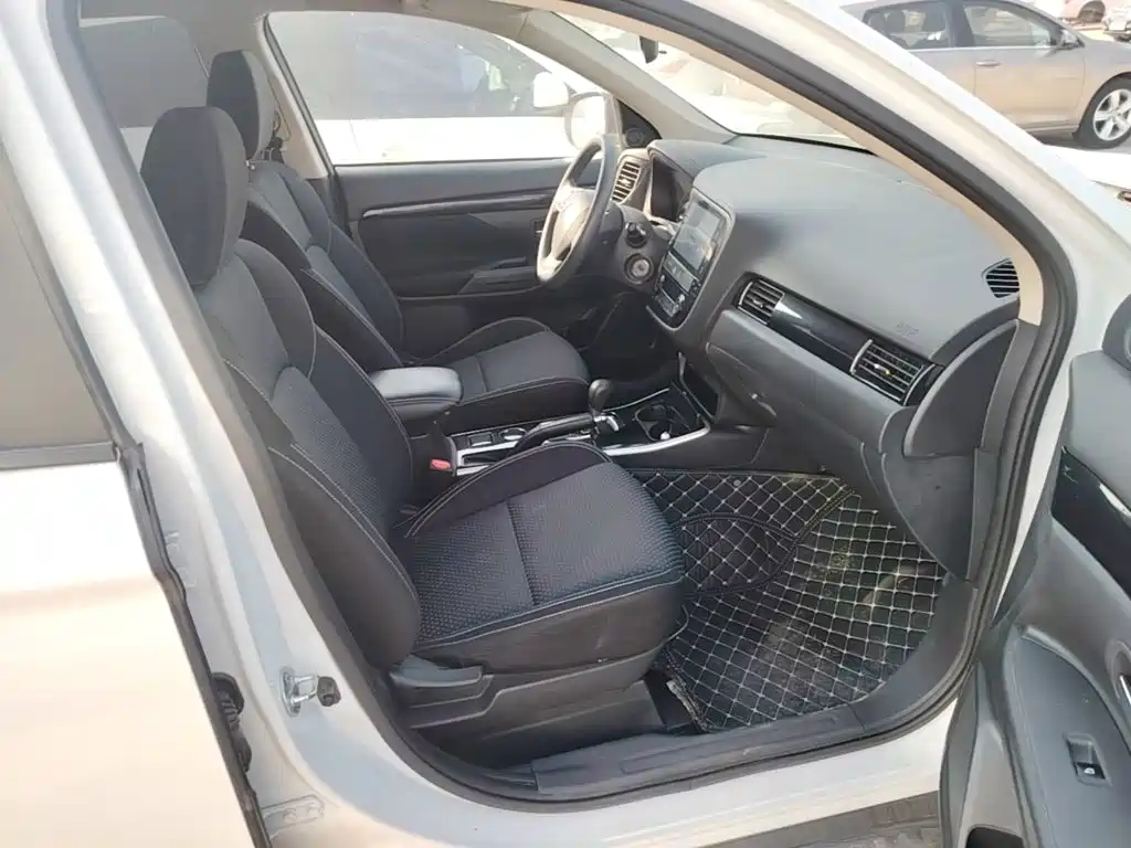 Mitsubishi Outlander — фото 25