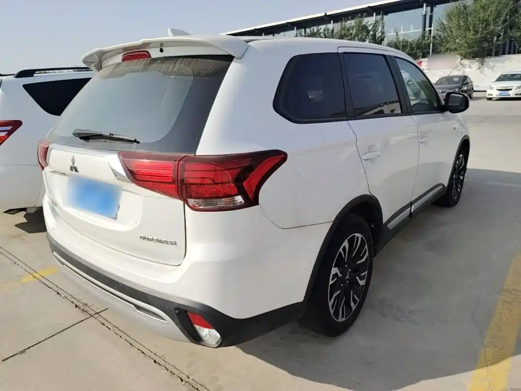 Mitsubishi Outlander — фото 7