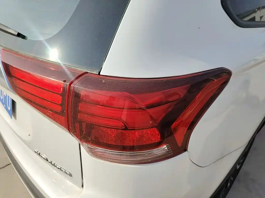 Mitsubishi Outlander — фото 8