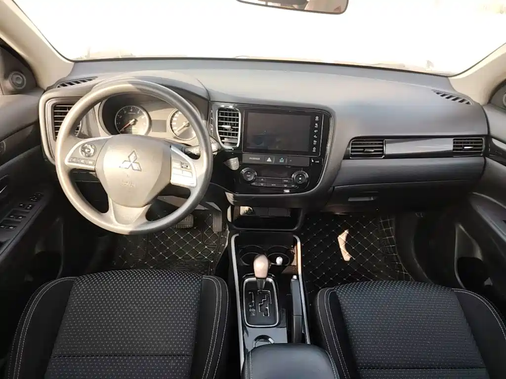 Mitsubishi Outlander — фото 10
